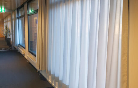 Tende Wave semitrasparenti Création Baumann per Humabs Biomed